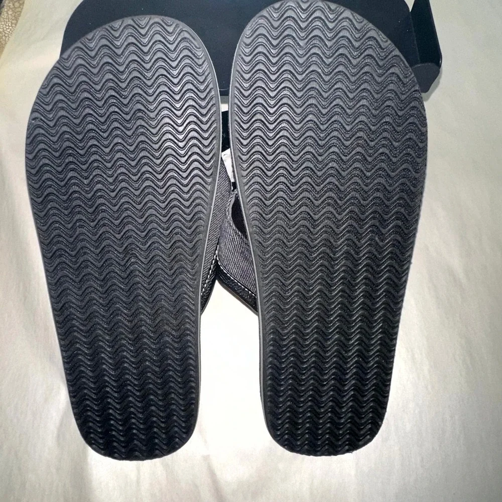 Levi's Men's Flip Flops Size 7 Black Gray Casual Thong Sandals Comfort Summer NE